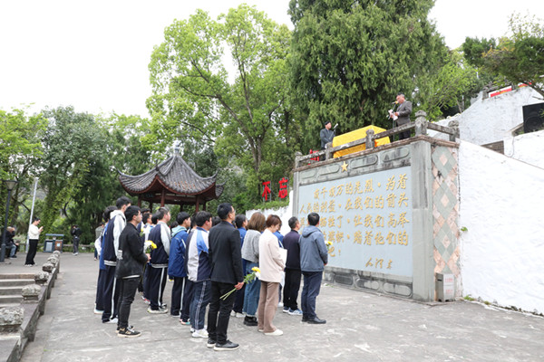 20230403市中等職技校開展清明節祭掃烈士陵園活動2_副本.jpg