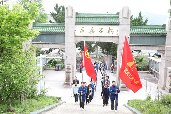 20230403市中等職技校開展清明節祭掃烈士陵園活動1_副本.jpg