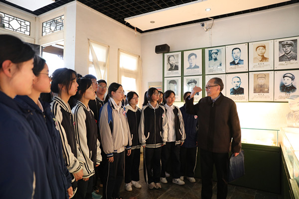 20230403市中等職技校開展清明節祭掃烈士陵園活動3_副本.jpg